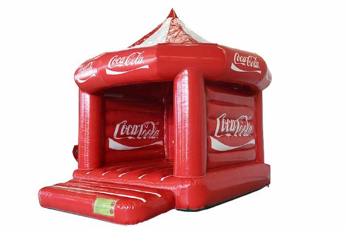 Maatwerk springkussen in huisstijl van coca cola